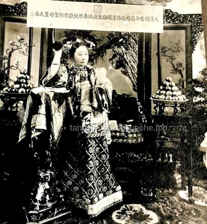 慈禧年轻时唯一照片与美国博物馆珍藏：历史与文化的深度对比分析